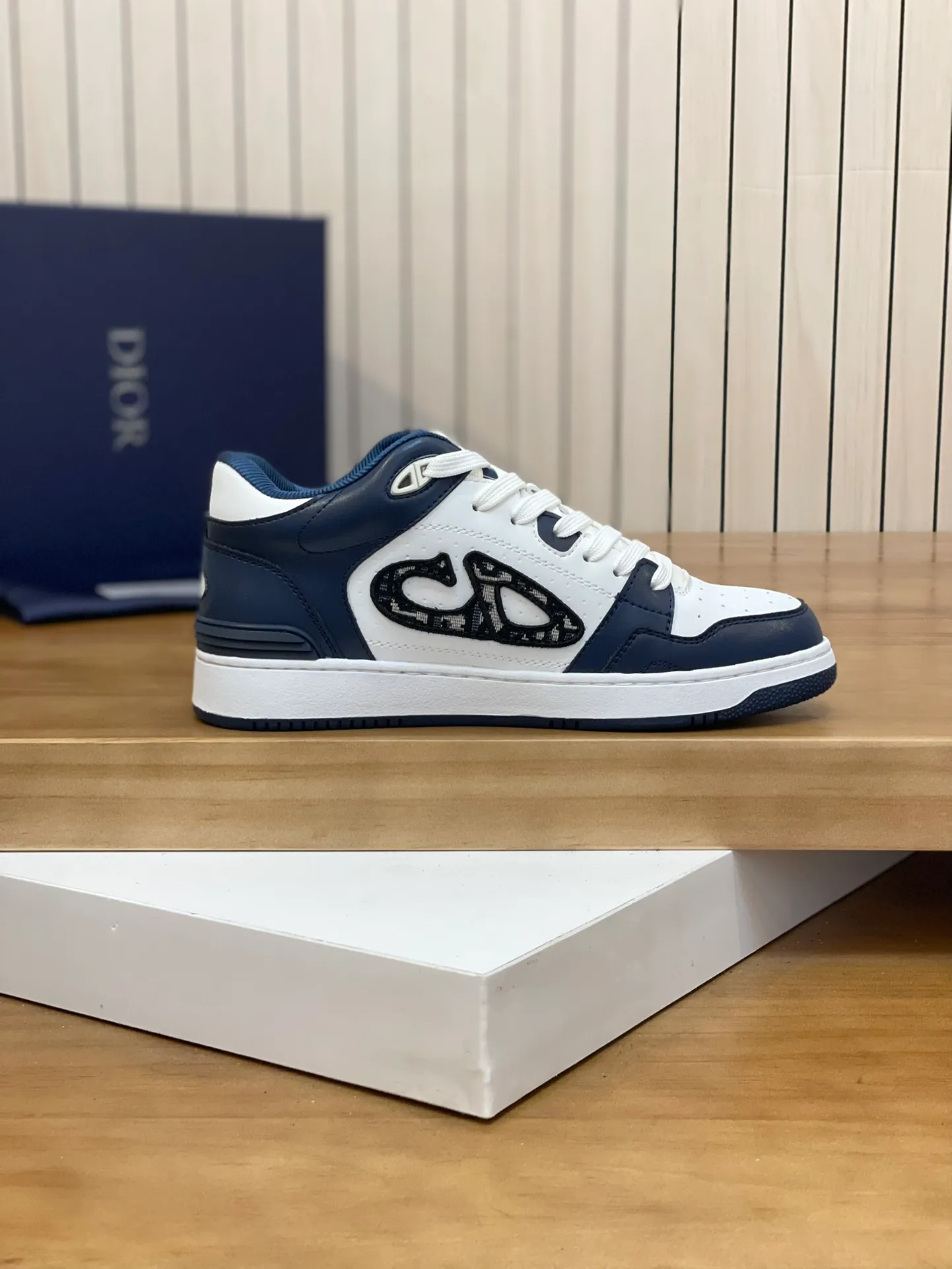 Men's shoes: 💰P440¥ Product trademark: Dior* "Dior*" high-top casual shoes Regular size: 38-44 (can be customized to 45.46) Product materials: Upper imported cowhide stitched with original fabric, breathable lining, original outsole. Number: 1006